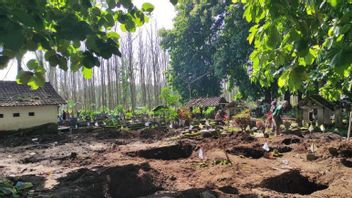 Hundreds Of Graves In Blitar Demolished For Kite Roads