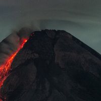 Guguran Lava Pijar Meluncur Tujuh Kali dari Gunung Merapi