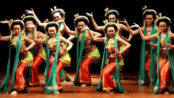 16 Regional Dances Using Selendang Property