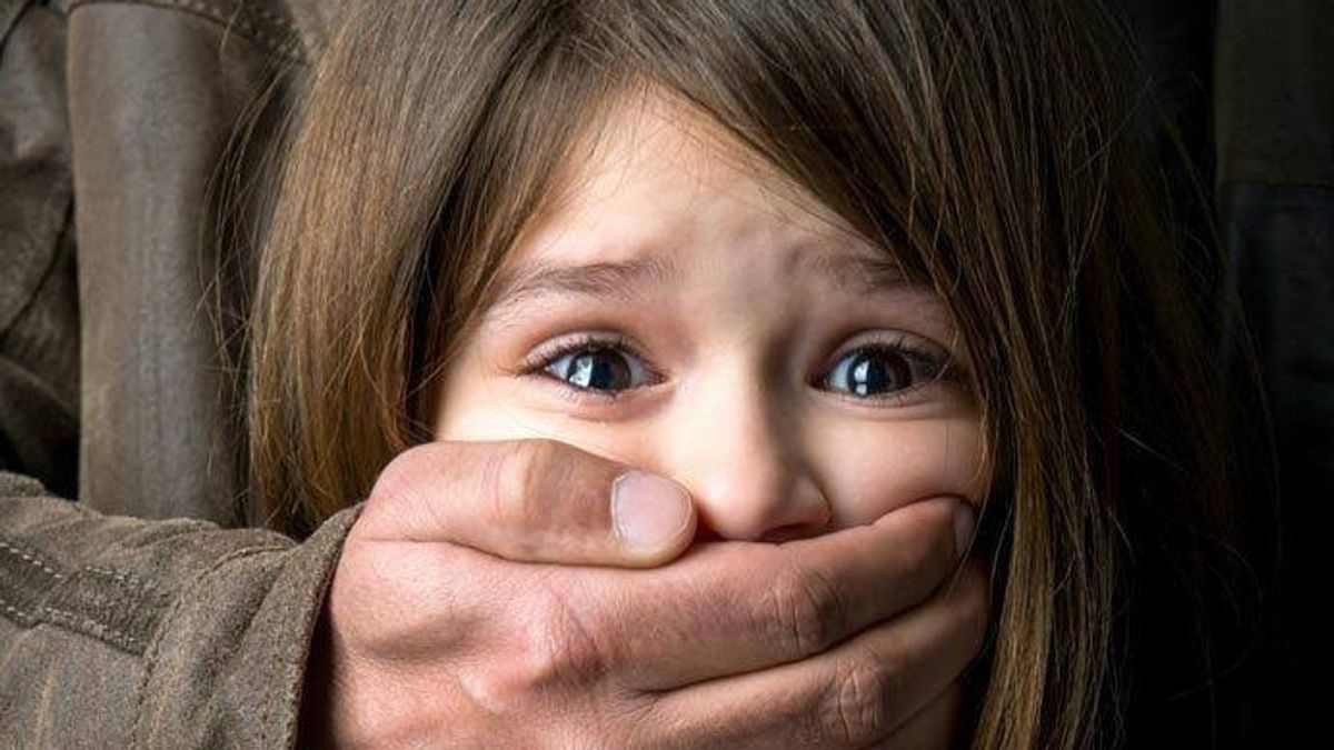 コーチマンの国の子供の誘拐犯は警察であると主張し、マスクを着用していない犠牲者を見つける