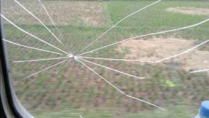 Awas! Lempar Batu ke KRL Bisa Dipenjara Seumur Hidup
