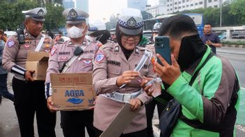 Police Sympatic Action During Ojol Demonstration In Front Of The DPR Building