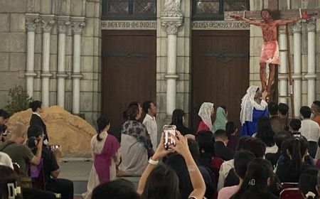 Ratusan Jemaat Ikuti Prosesi Jalan Salib Jumat Agung di Katedral