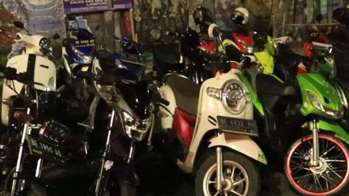 43台のオートバイと4台の車がランプン地方警察によって行動されたブロン排気を使用