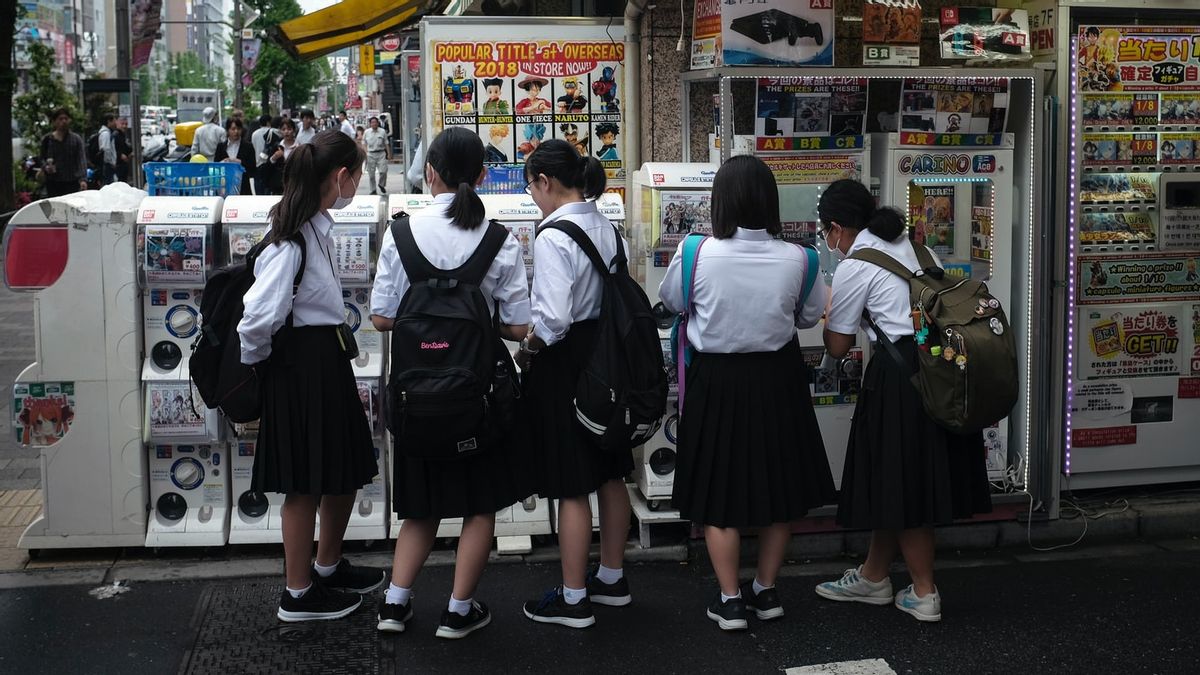 ポニーテールは日本の女子高生の髪では禁止されており、うなびが学生の性的興奮を引き起こす恐れがある