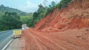 Longsor Jalan Banjarbaru-Batulicin, PUPR Kalsel Timbun Jalan-Pasang Rambu-rambu Lalin