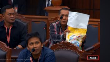Saksi Ganjar Bawa Beras Bulog Berstiker Prabowo-Gibran ke Sidang MK