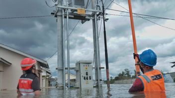 雅加达受洪灾影响地区的电力恢复正常