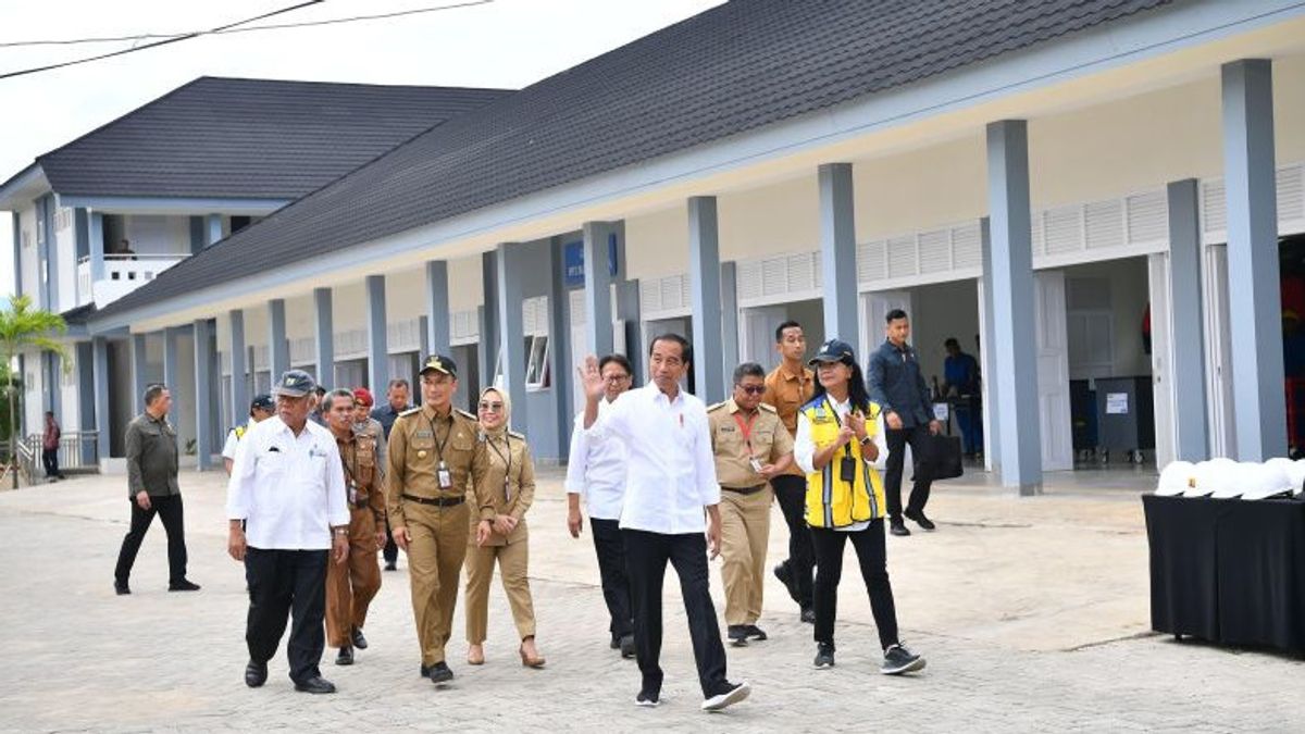 Jokowi Visite SMK Negeri 1 Rangas Mamuju, promette de construire un dortoir pour les étudiants