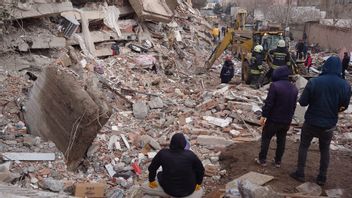 土耳其地震死亡人数超过7.800人，救援队与时间和冬季赛跑