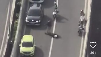 Pemotor yang Jatuh di JLNT Kuningan Alami Luka di Bagian Kepala