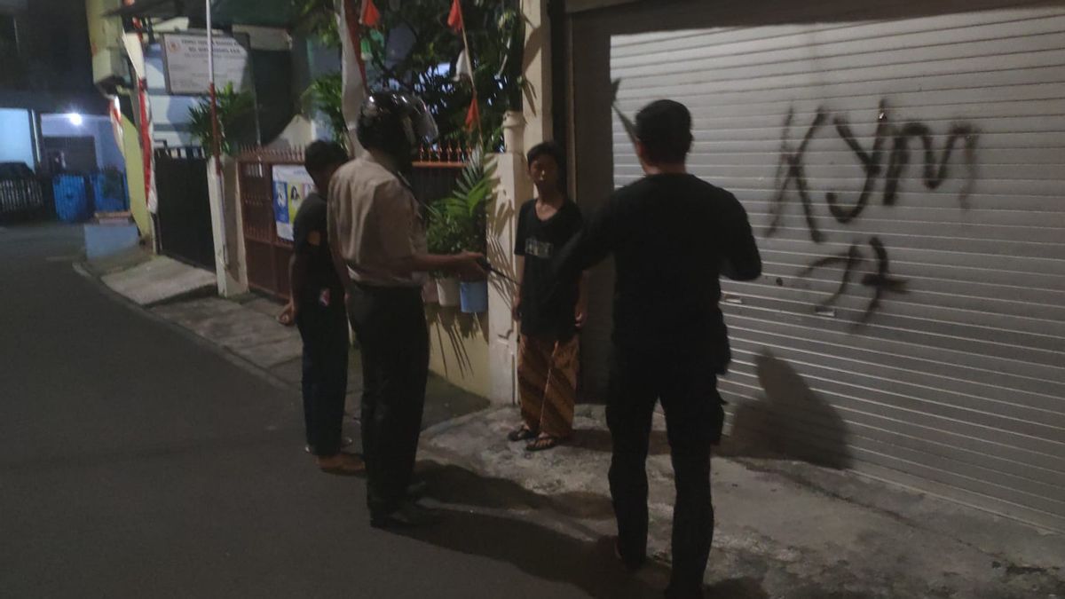 東ジャカルタのジャラン・モンコケルト・マトラマンにある2人の中学生、ケナ・ティプ・モドゥス・ラマ、バイク、携帯電話が奪われた