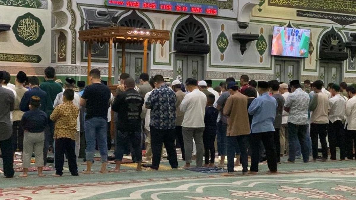 Gelar Tarawih, Masjid Agung Al-Azhar Jakarta Selatan Hanya Berisi Puluhan Jamaah