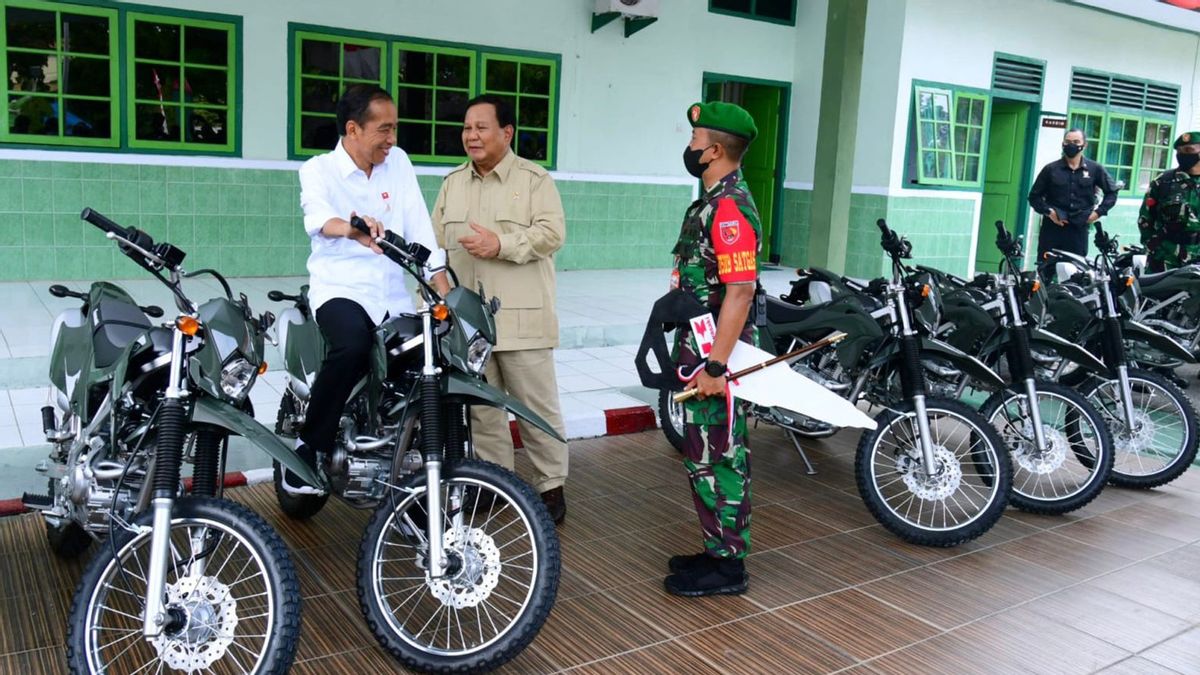 Strengthening Territorial Defense, Jokowi Witness Prabowo Handing Vehicles To Kodim 1503/Tual