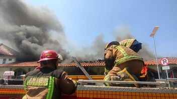 Sembilan Mobil Damkar Diturunkan untuk Padamkan Kebakaran di RSUD Garut