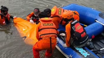 Jasad Remaja Tenggelam di Kali Ciliwung Dievakuasi