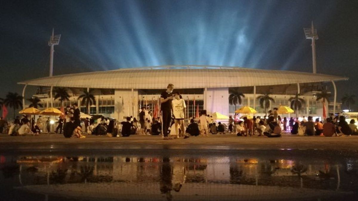 No Entry Tickets, Hundreds Of Enthusiastic Residents Watch The Opening Of The SEA Games From Outside My Dinh National Stadium