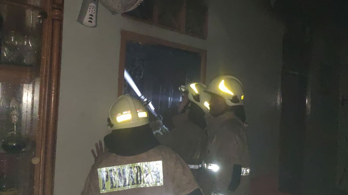 التلفزيون ضرب البرق، منزل أحد السكان في كاكونغ تيرباك