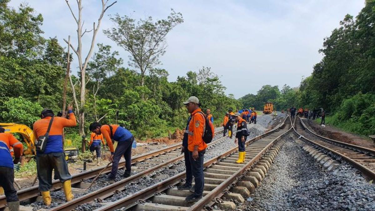 Jalur Kereta Amblas, 1.500 Penumpang Jalur KA Tanjungkarang Lampung Gagal Berangkat