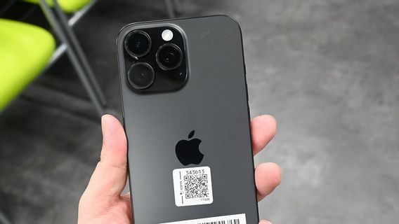iPhone 用户报告飞行时电池膨胀