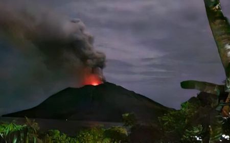 Gunung Ruang di Sitaro Sulut Erupsi