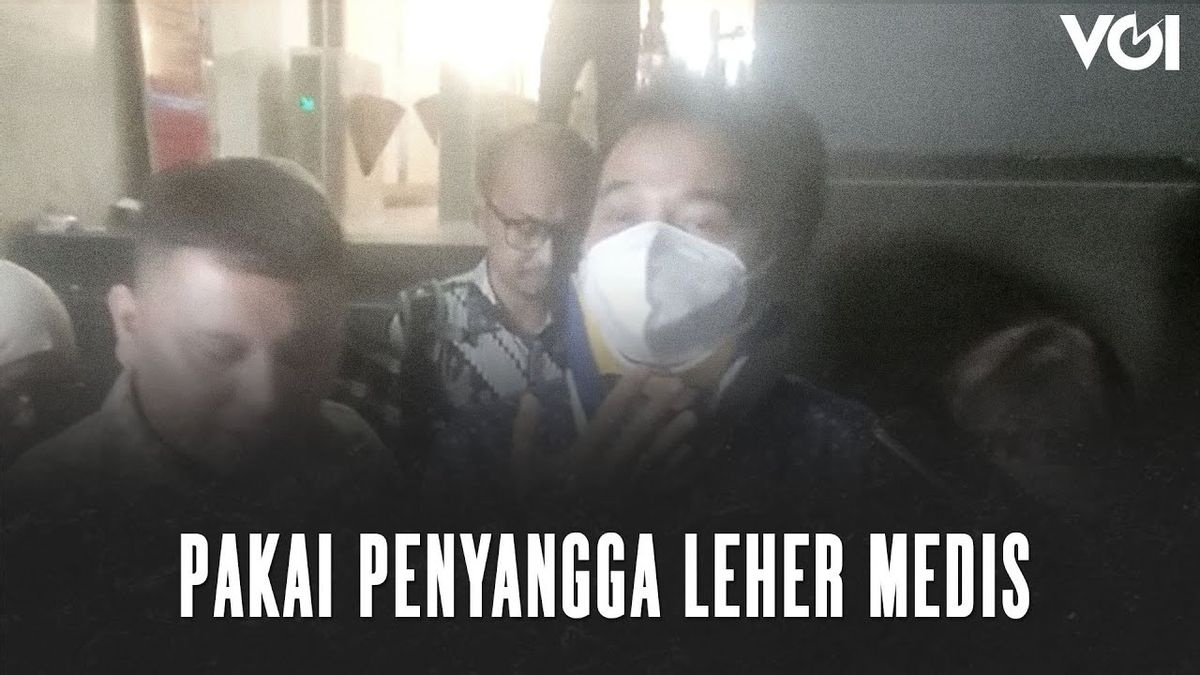 VIDEO: Usai Diperiksa Polda Metro Jaya, Roy Suryo Keluar Pakai Penyangga Leher Medis