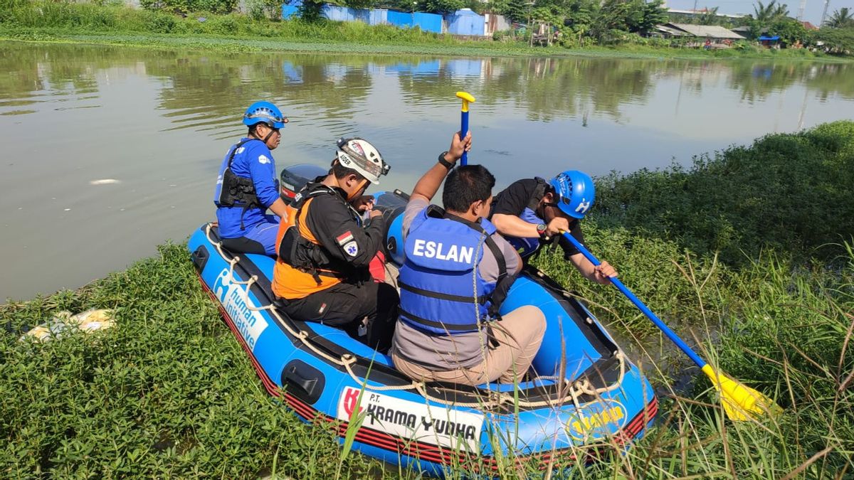 SAR Team Expands Search Area For Lost Motorcycle Accident Victims In Kalimalang River