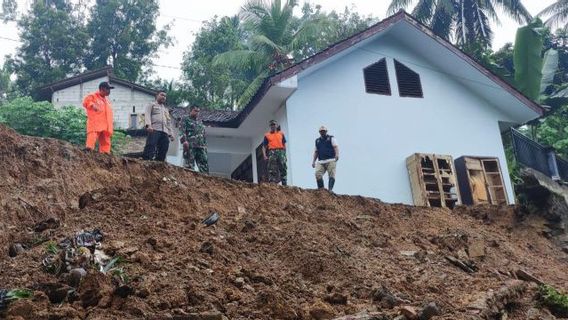 Landslides, School Buildings In Trenggalek Are Threatened With Collapse In The Cliff Bank