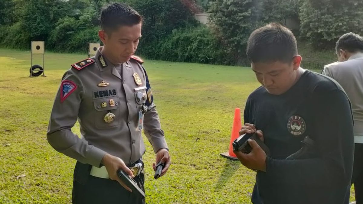 There Is A Shooting Instruction On The Spot, Banten Police Ditlantas Personnel Immediately Check The Completeness Of The Firearms