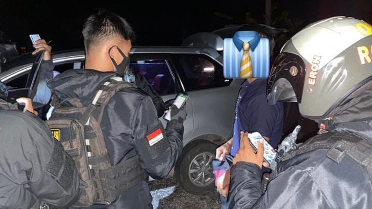 2 Gay Men Caught By Police Making Out In A Car In The Dark Of Palangka Raya Stadium