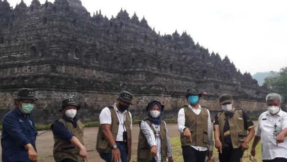 L’utilisation De Sandales Spéciales Pour Grimper à Borobudur Commence à être Testée