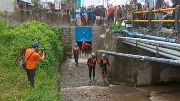 赤信号を突破、バリのオートバイが川に流された流れに車に衝突して落下