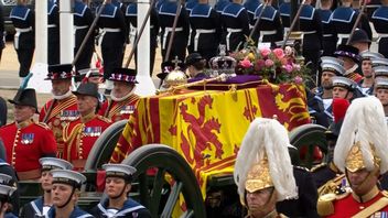 英国女王伊丽莎白二世的棺材乘坐大炮列车从威斯敏斯特大厅带到威斯敏斯特大教堂，国王查理三世和家人陪同