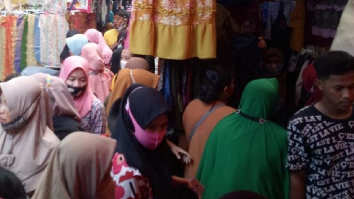 Pasar 16 Ilir Palembang Ramai Jelang Lebaran, Pengunjung Abaikan Prokes