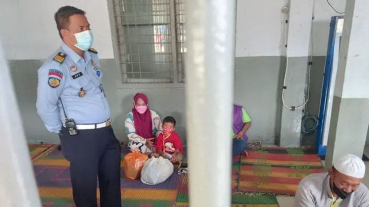 Perdana Setelah Dihantam Pandemi, Keluarga Bisa Jenguk Secara Tatap Muka Napi Lapas Narkotika Bandar Lampung