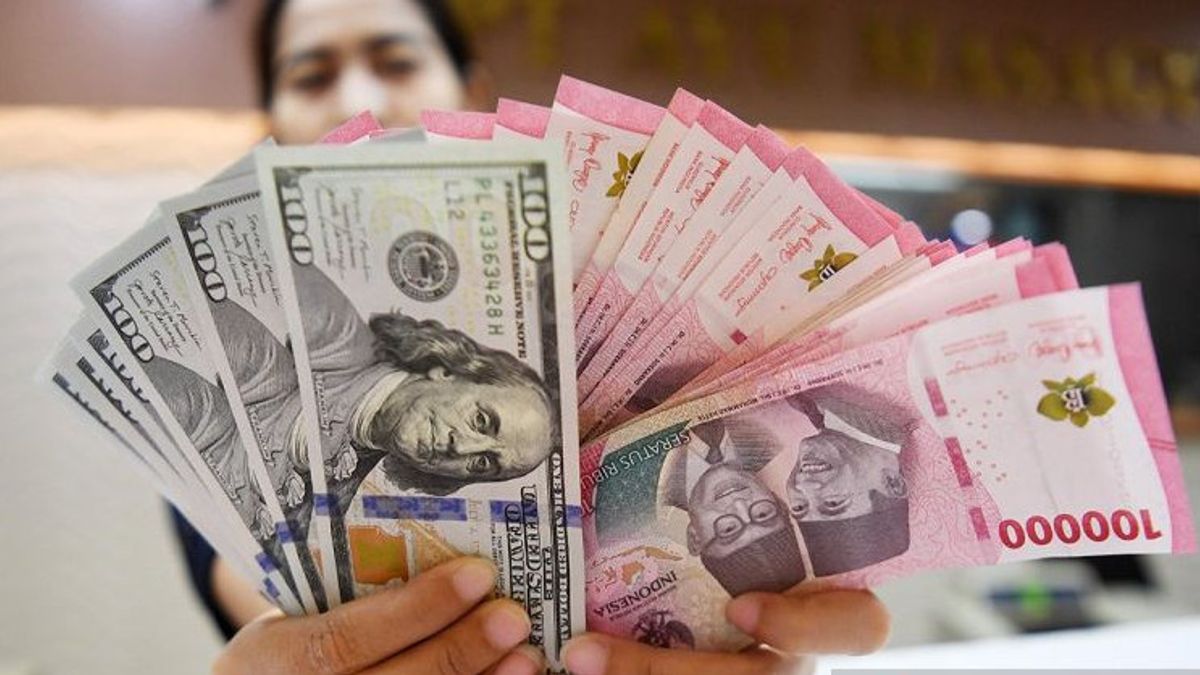 Ekonom: Nilai Tukar Rupiah ke Depan Sangat Bergantung pada Arah Pascagencatan Senjata AS dan Iran