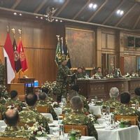Kabinet Merah Putih Santap Malam Nasi Kotak Lauk Dendeng, Udang, Ayam Suwir
