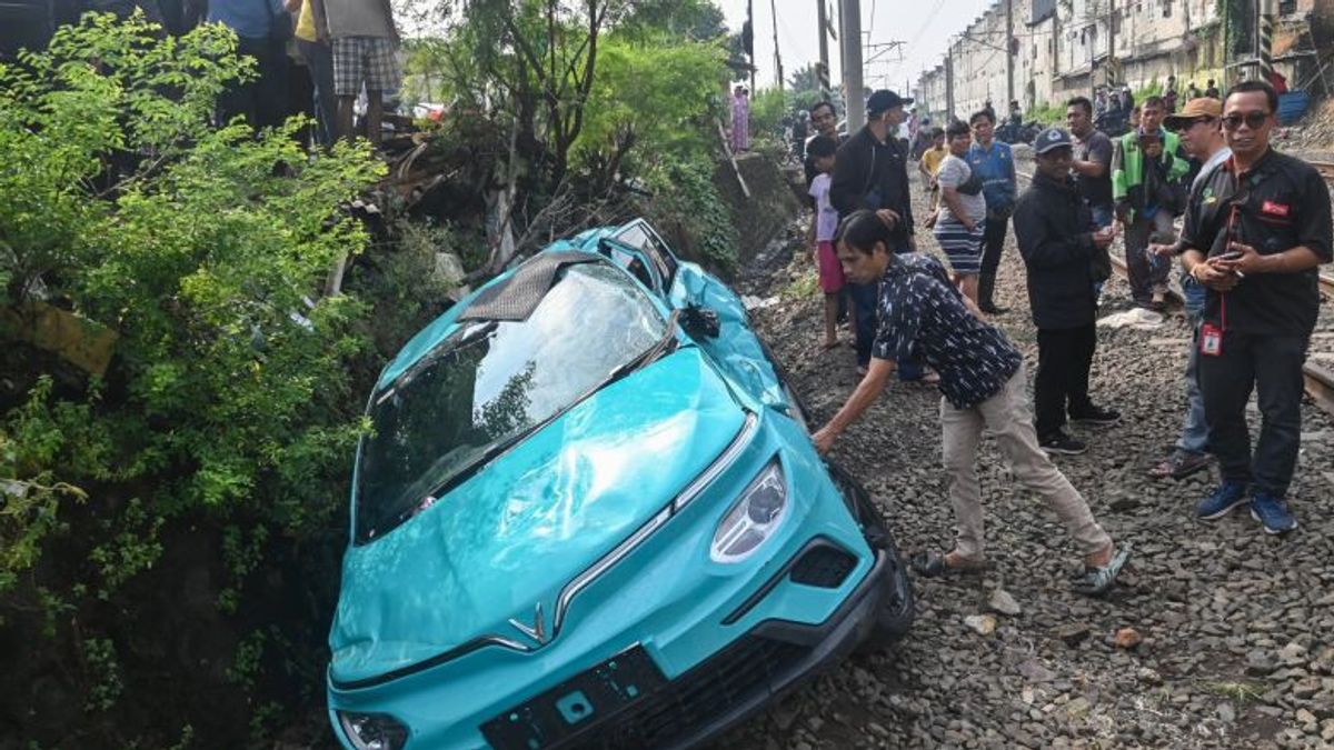 VinFast Masih Investigasi Taksi Green SM di Perlintasan hingga Terjadi Tabrakan Kereta