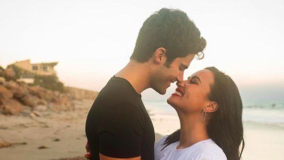 2 Bulan Tunangan, Demi Lovato Putus dengan Max Ehrich