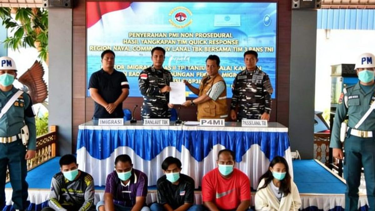 قارب سريع جديد يرسو على شاطئ كبري ، يتم ضبط 5 PMI غير قانونية من ماليزيا من قبل TNI