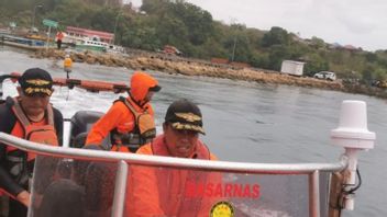 Tim SAR Evakuasi 5 Penumpang Kapal yang Kecelakaan di Pulau Maginti