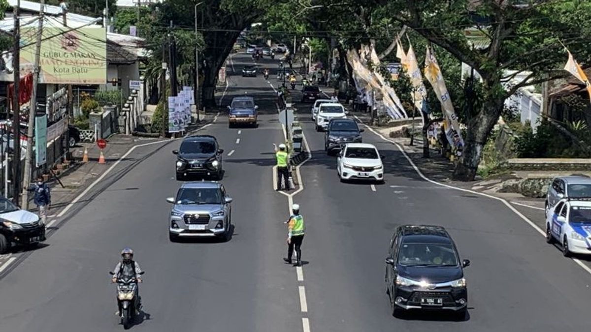 Arus Kendaraan Padat dari Malang, Polisi Terapkan One Way ke Kota Wisata Batu