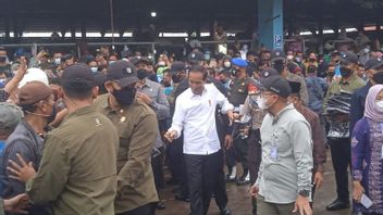 في سوق Angso Duo Jambi ، يقدم الرئيس Jokowi مساعدة رأس المال العامل وزيت الطهي BLT