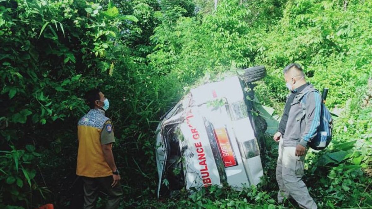 It Was Only Discovered By Garut Residents In The Morning, The Ambulance Driver Was Finally Evacuated To The Health Center After The Car Entered The Ravine