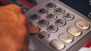 Bahkan Cek Saldo di ATM akan Ditarik Biaya: Ketika Bank Mengeksploitasi Kita