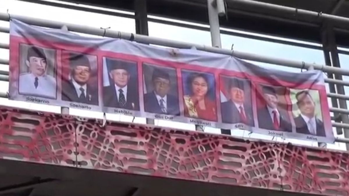 لافتة مع Anies Baswedan مع تثبيت 7 رؤساء إندونيسيين في JPO بالقرب من UNJ East Jakarta ، تمت إزالة Satpol PP لانتهاكه اللوائح الإقليمية