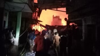 Great Fire Hits Dense Settlement In Pondok Bambu