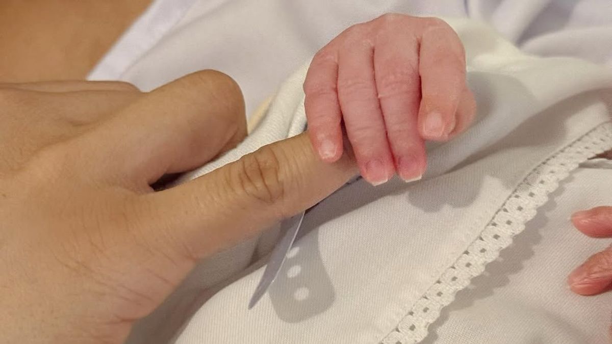 Selamat, Erika Carlina Lahirkan Putra Pertamanya