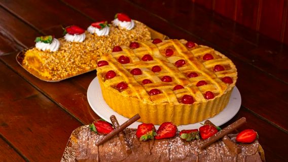 4 Typical Cakes At Christmas Celebrations In Various Countries