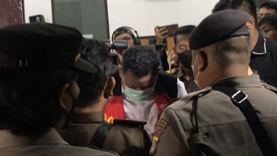 Berjalan Tertunduk, Kuat Maruf dan RR Tinggalkan PN Jaksel Usai Pembacaan Dakwaan